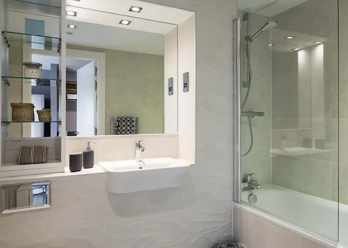 דירה Comfortable For 2 In Leeds, Free Breakfast לידס